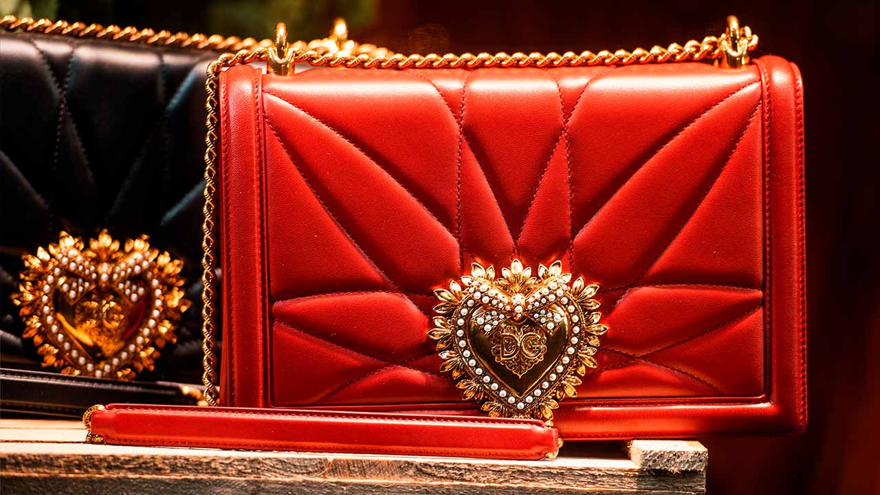 Foto de duas bolsas Dolce & Gabbana Devotion perfeitas para o um presente de luxo no dia dos namorados.