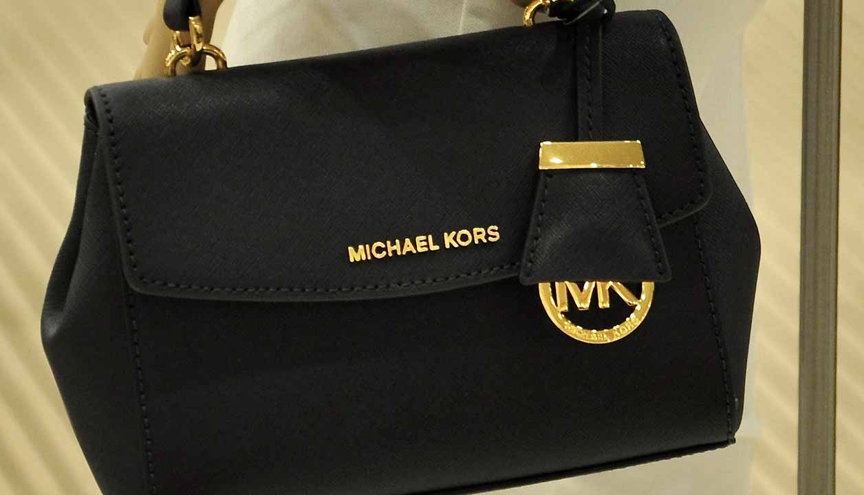 Foto de uma bolsa michael kors marca que tem origem nos estados unidos.