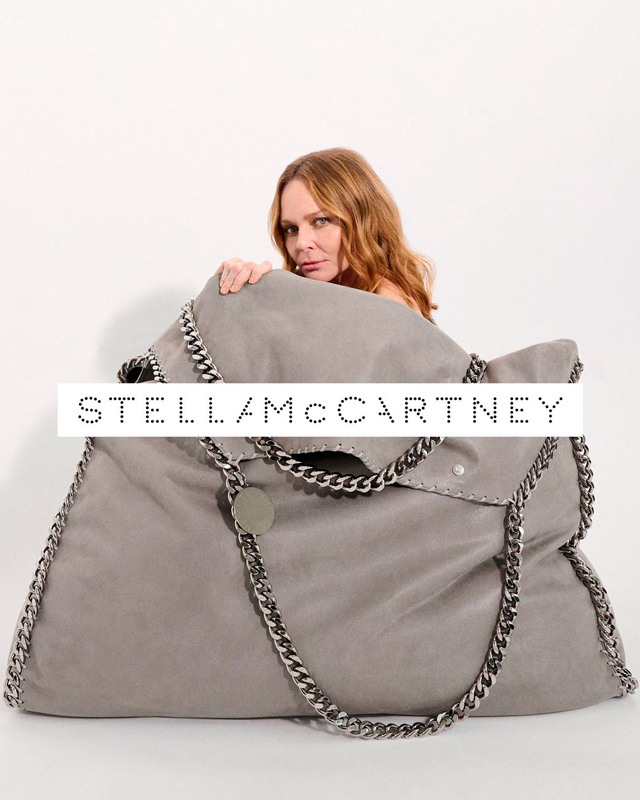Stella McCartney com a icônica bolsa Falabella, que é confeccionada com couro vegano. (Foto: Reprodução/Instagram @stellamccartney)