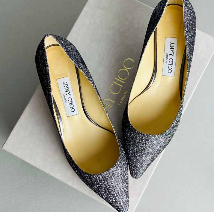 Foto de sapato de luxo da marca Jimmy Choo que revelou uma nova embaixadora global, Victoria Song.