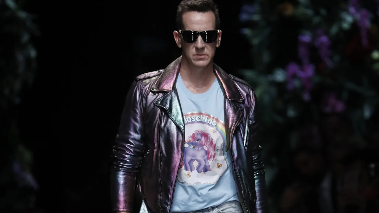 Foto de Jeremy Scott que foi estilista da Moschino.