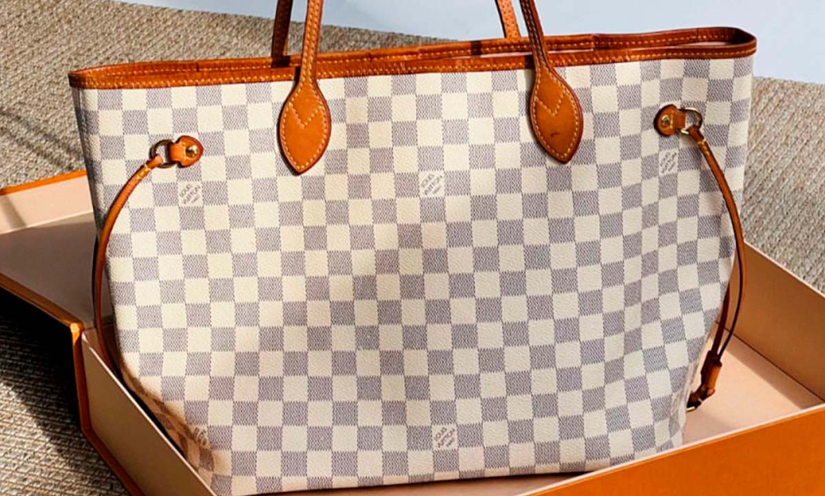 Foto de bolsa LV Neverfull dentro da caixa original.