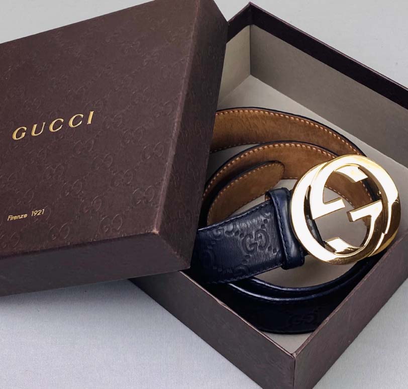 Foto de uma das peças masculinas da Gucci na super sale dos pais, cinto com fivela GG.