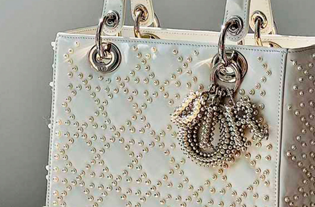 A bolsa Lady Dior é uma dos itens de luxo nunca usados que você encontra no brechó Etiqueta Única.