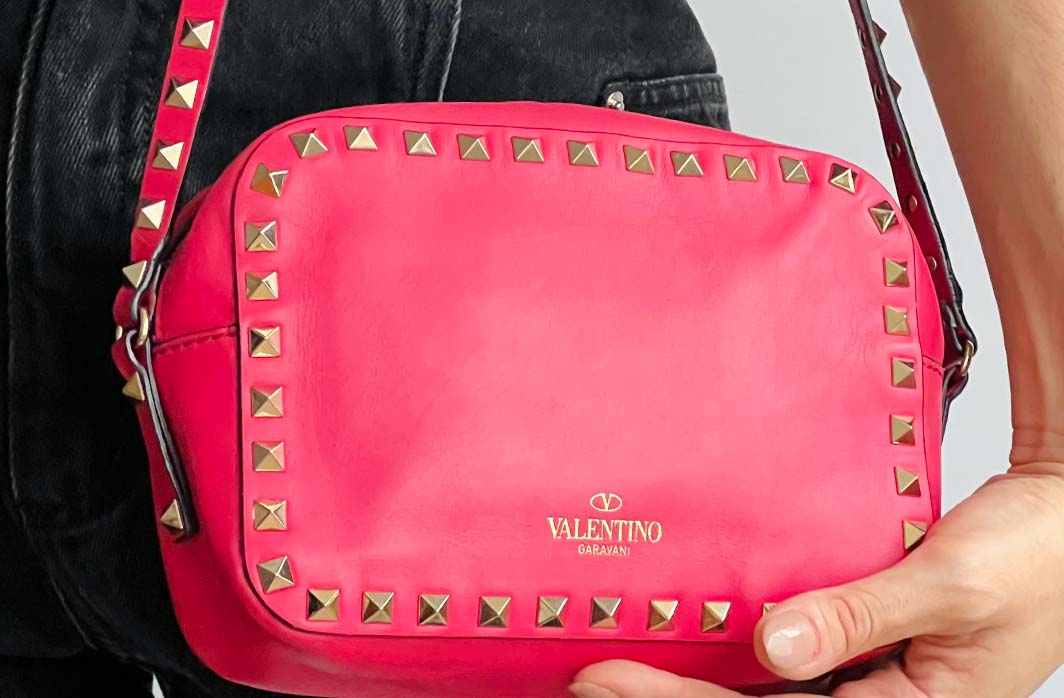 Foto de um modelo Camera Bag uma das melhores bolsas valentino na super sale dos pais.