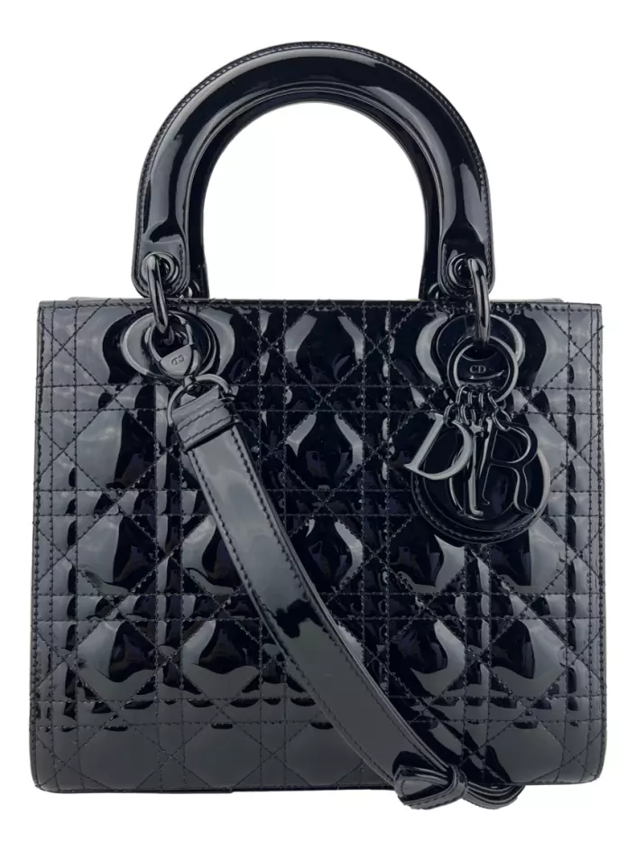 Foto de bolsa Lady Dior, uma das peças de luxo nunca usadas no brechó etiqieta única.