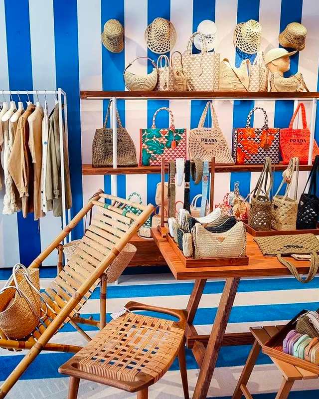 Pop-Up Prada em Formentera. Clique na imagem e confira criações da marca! (Foto: Reprodução/Instagram @es_more_official)