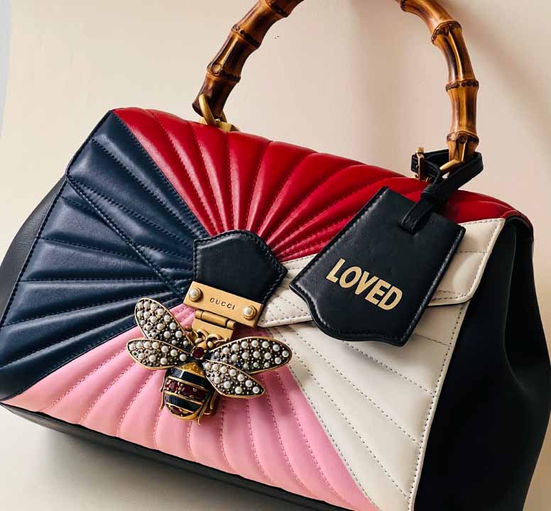 Foto de bolsa de luxo com a abelha da Gucci.