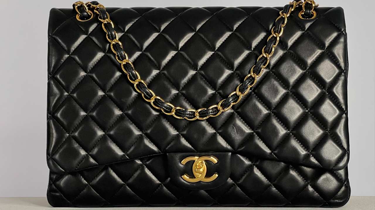 Foto de uma bolsa Chanel.