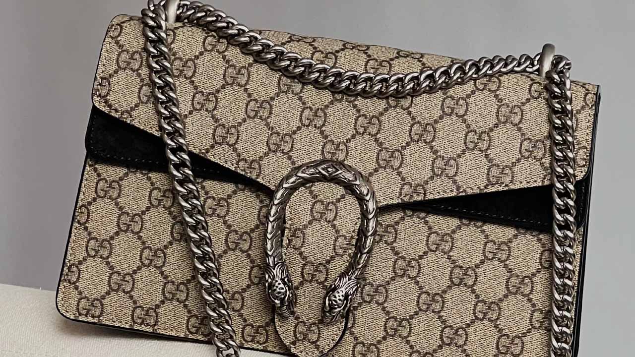 Foto de uma bolsa Gucci que é uma das marcas mais caras do mundo.