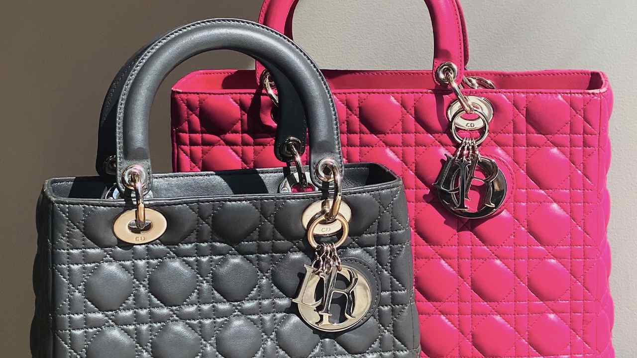 Foto da bolsa Lady Dior uma das tote bags grandes para curtir as férias.