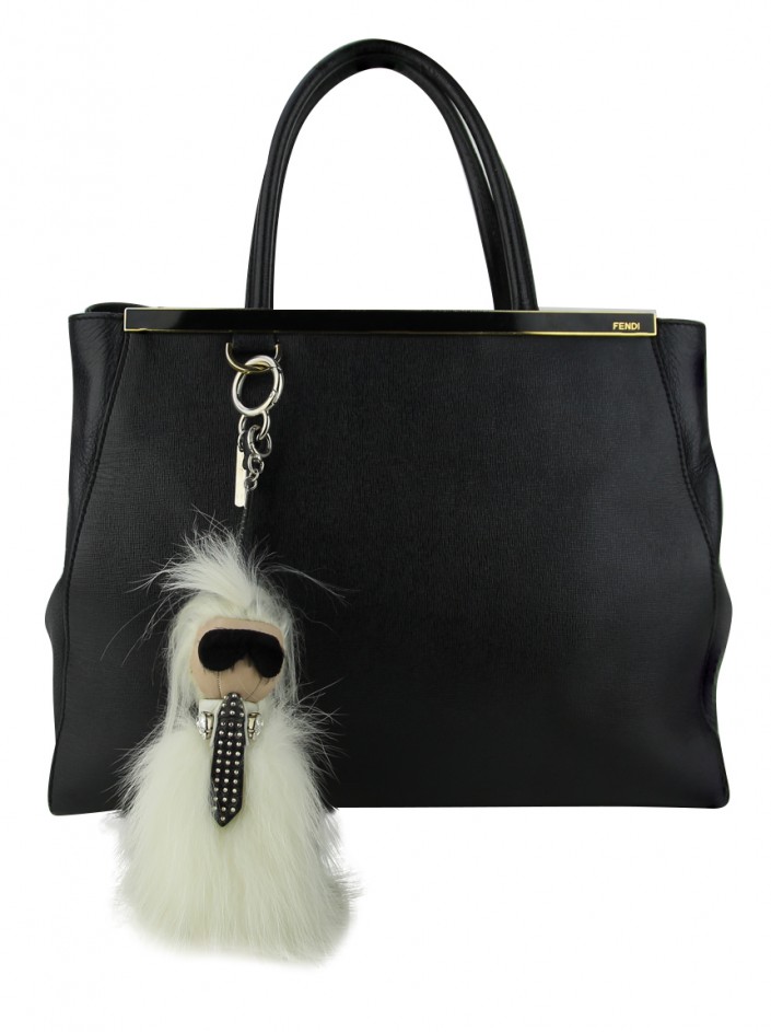 Foto de bolsa Fendi com o chaveiro de bolsa de pelúcia, o Karlito.