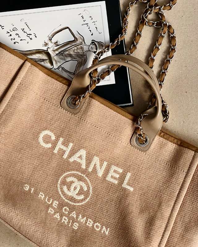 Bolsa Chanel Deauville. Clique na imagem e confira mais modelos da marca!