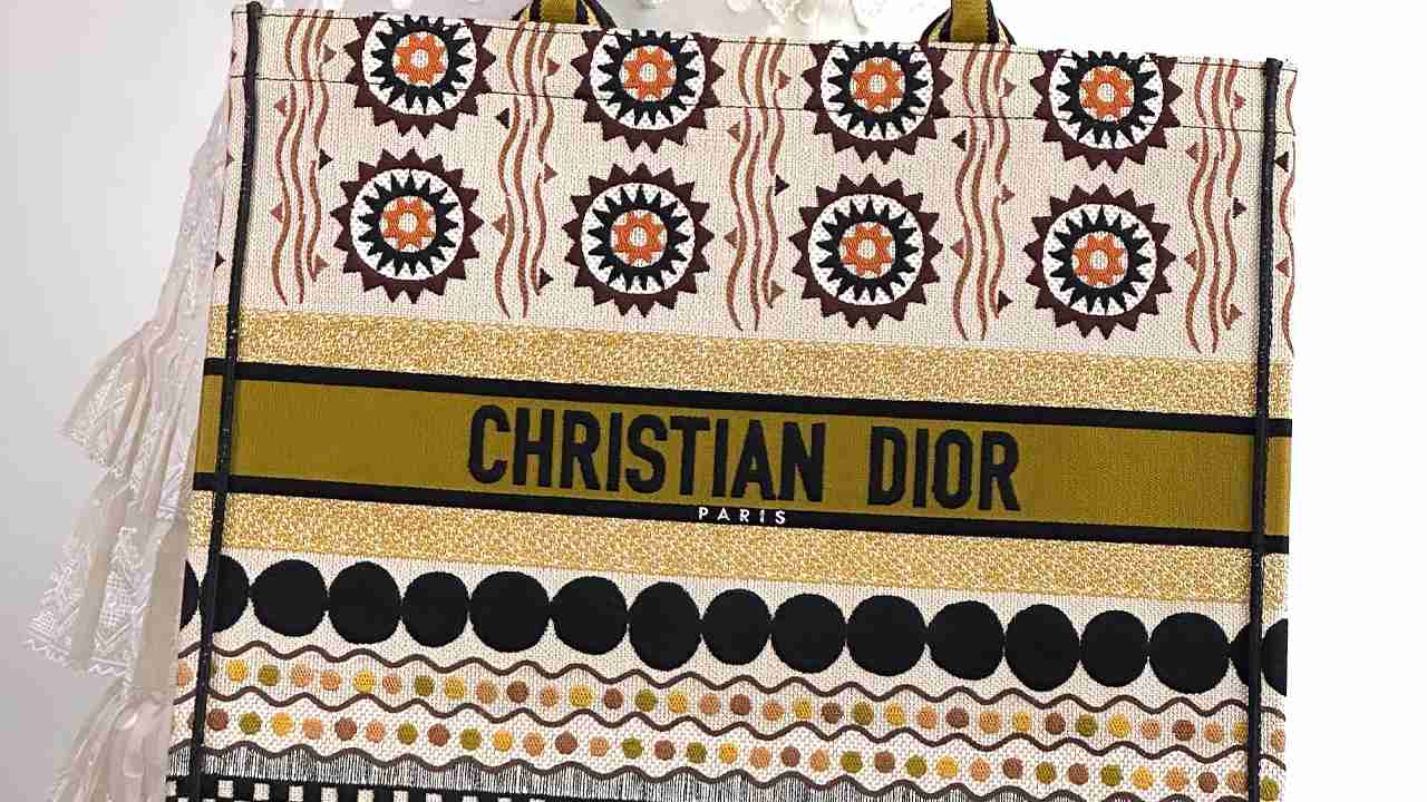 Bolsa Dior Book Tote. Clique na imagem e confira mais modelos da marca!