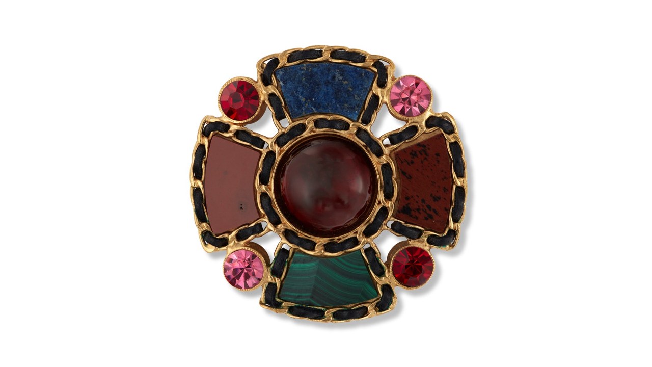 Broche de cruz bizantina da coleção Fall 1995 da Chanel. Clique na imagem e confira mais criações da marca! (Foto: Reprodução/Christies.com)