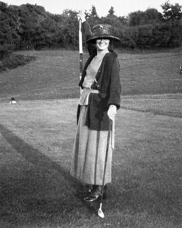 Gabrielle Chanel na década de 1910. Clique na imagem e confira mais criações da Chanel! (Foto: Reprodução/WWD.com)