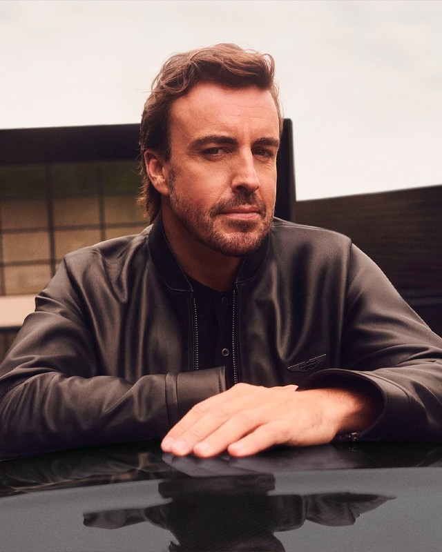 Fernando Alonso na campanha publicitária da coleção Boss x Aston Martin. Clique na imagem e confira mais criações da marca! (Foto: Reprodução/Instagram @boss)