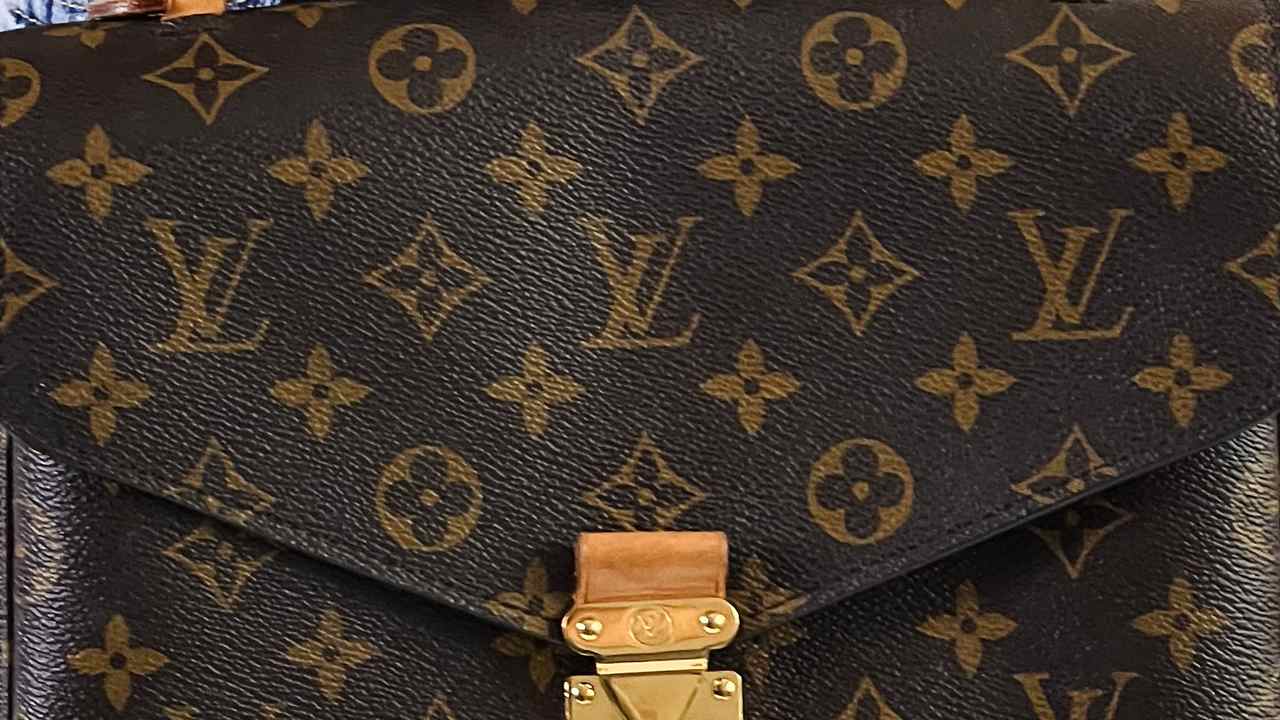 O monograma da Louis Vuitton foi criado em uma tentativa de parar falsificações. Clique na imagem e confira criações da marca!