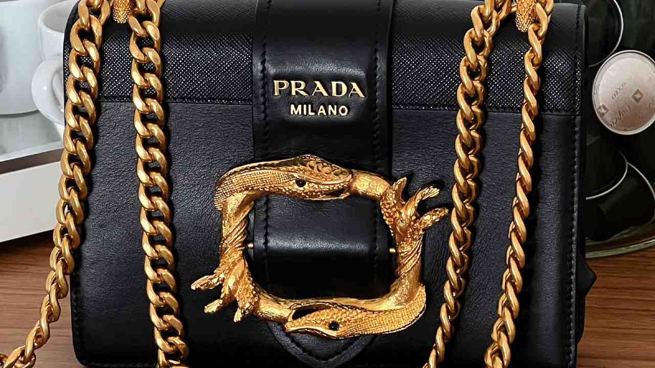 Foto de um dos modelos de bolsas tiracolo da Prada.