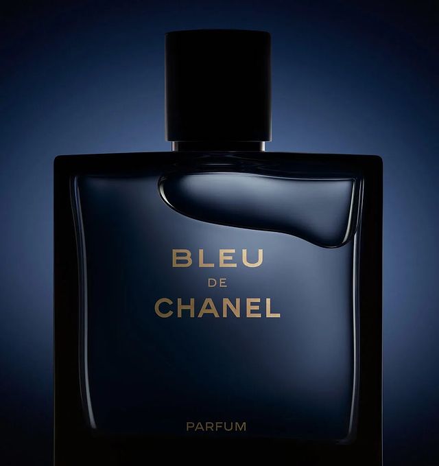 Foto do frasco Bleu de Chanel um dos perfumes masculinos famosos para presentear no dia dos pais.