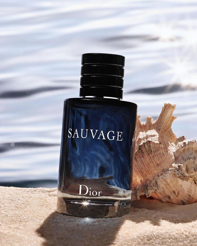 Foto do frasco do Sauvage da Dior um dos perfumes masculinos famosos para presentear no dia dos pais.