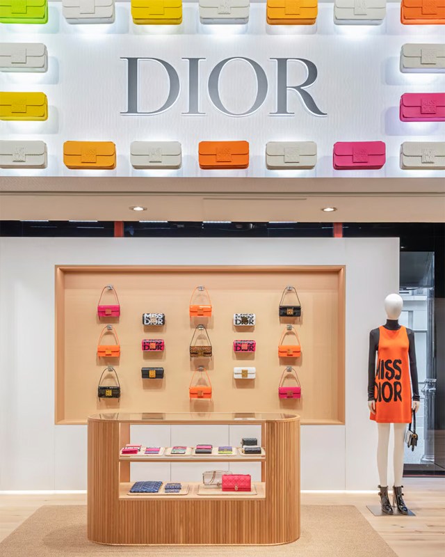 Pop-Up Miss Dior na Harrods. Clique na imagem e confira criações da marca! (Foto: Reprodução/Fashion Network)