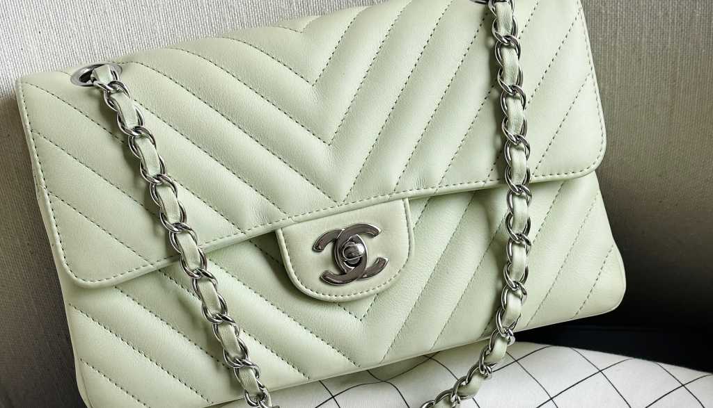 Foto de bolsa chanel usada no Dia do Second Hand.