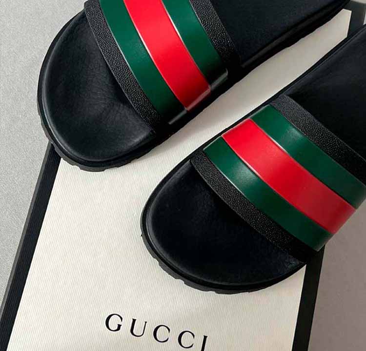 Foto do chinelo Rubber, um dos sapatos famosos da Gucci.