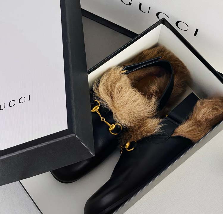 Foto do mule princetonw, um dos sapatos famosos da Gucci.