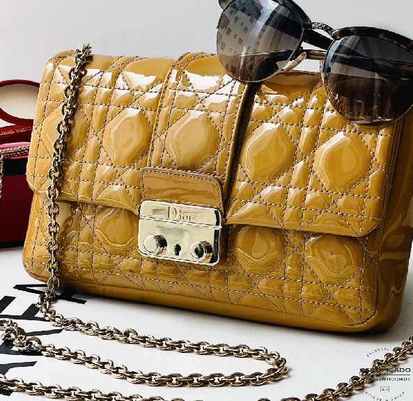 Foto de uma das bolsas de luxo por até R$5000 na second hand week, modelo Dior New Lock.