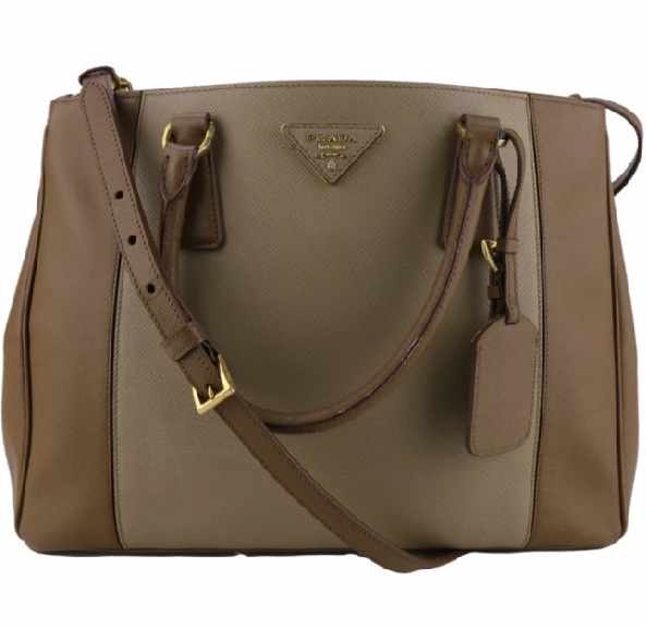 Foto de uma bolsa tote da prada.
