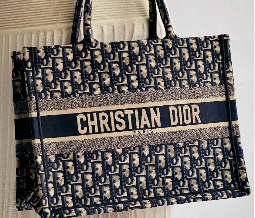 Foto da bolsa Dior Book Tote um dos modelos de shopping bags famosos.