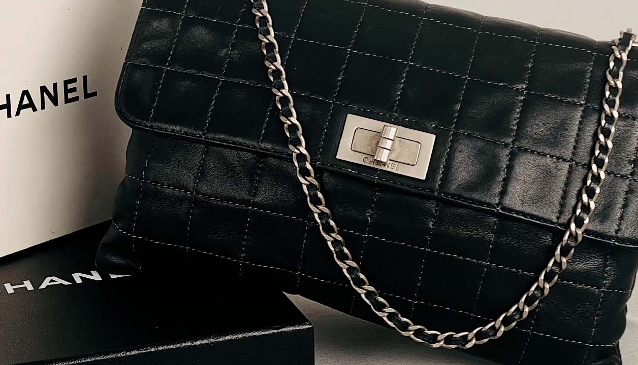 Foto de bolsa chanel que significa luxo e tradição no mundo da moda.