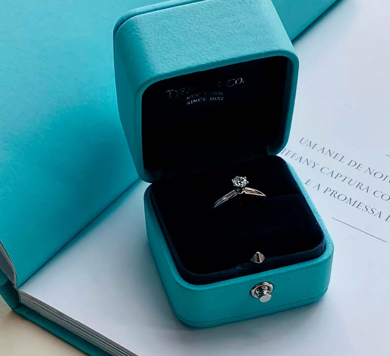 Foto de caixinha azul da Tiffany, uma das top marcas de anéis na second hand week.