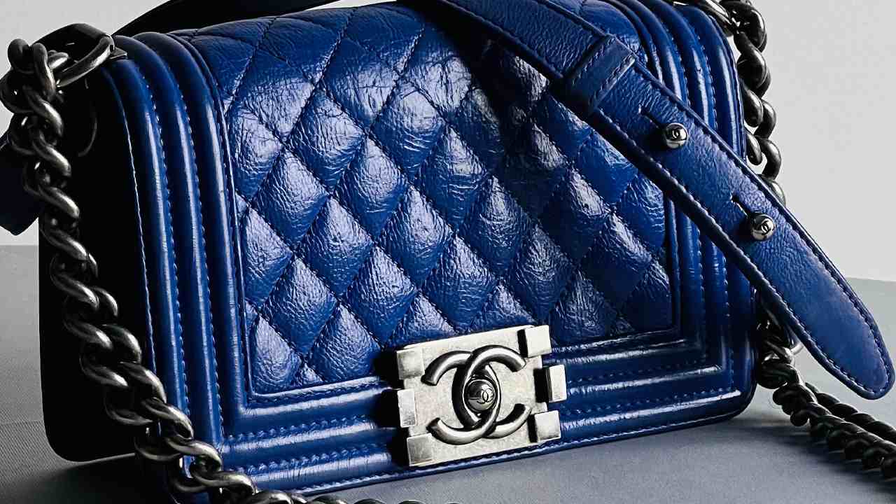 Foto da Bolsa Boy da Chanel criada por Karl Lagerfeld inspirada no amante de Coco Chanel, Arthur Boy Capel.