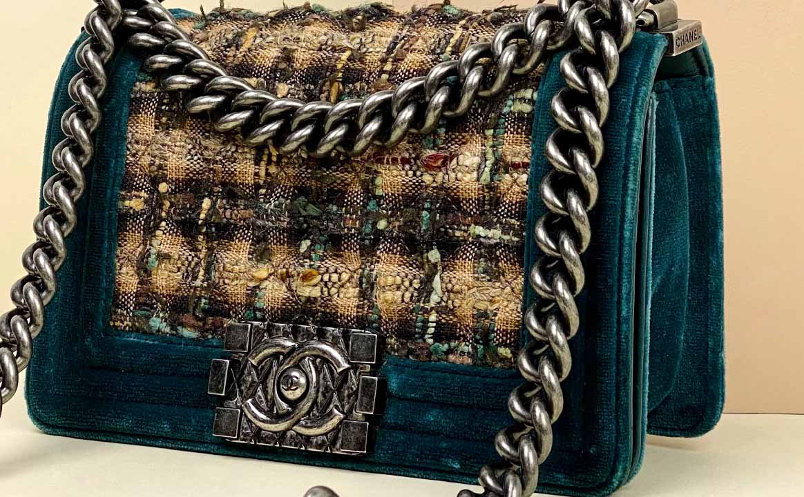 Foto da bolsa boy da chanel feita em tweed.