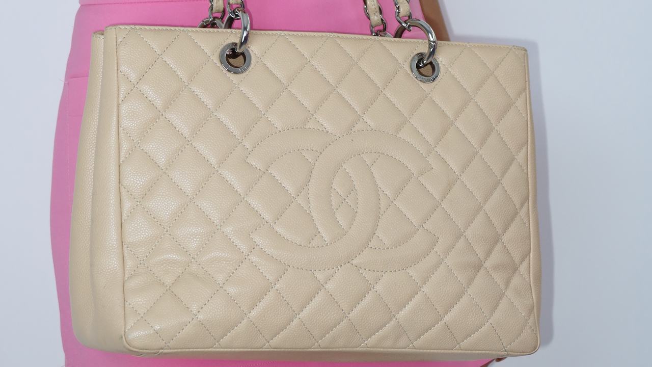 Bolsa Chanel Grand Shopping Tote. Clique na imagem e confira peças similares!