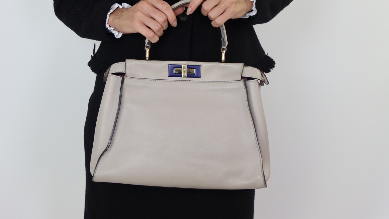 Bolsa Fendi Peekaboo. Clique na imagem e confira peças similares!