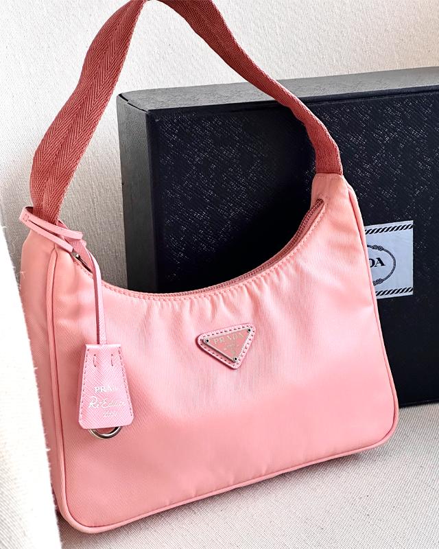 Bolsa Prada Re-Edition. Clique na imagem e confira mais modelos da marca!