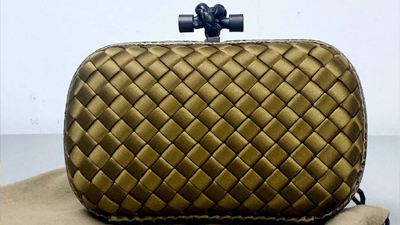 Foto de uma clutch Knot, que está entre as bolsas bottega veneta modelos famosos.