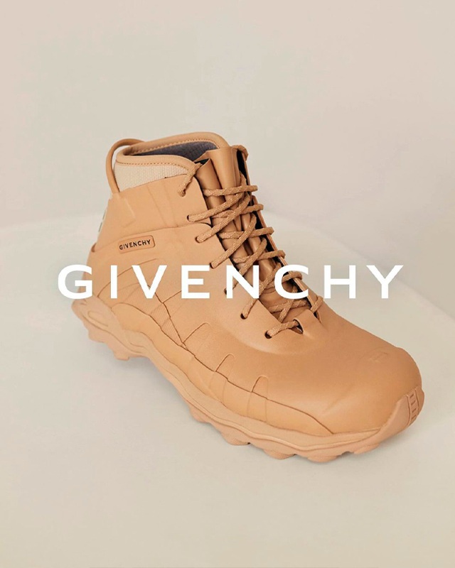 Parceria Givenchy x Bogs. Clique na imagem e confira mais criações da maison francesa! (Foto: Reprodução/Instagram @givenchy)