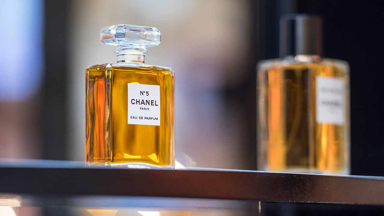 Foto do Perfume Chanel No 5. que tem Margot Robbie como rosto.