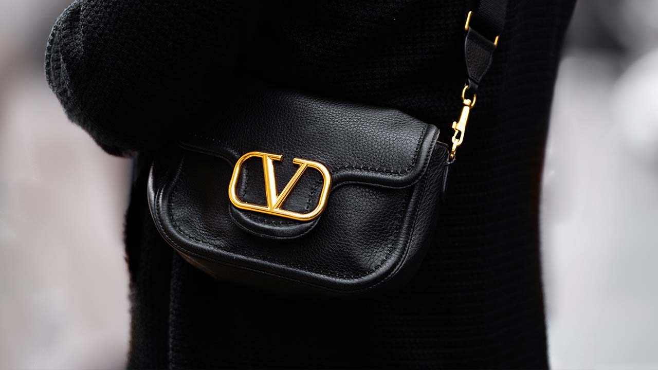 qual é a marca de bolsa que tem um V? Conheça o logotipo da Valentino, o VLogo.