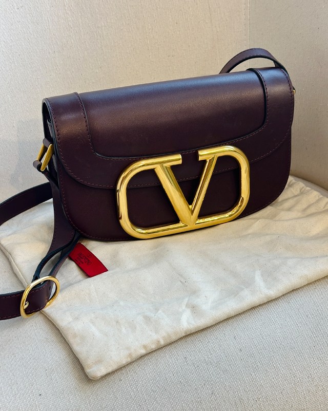 mini bag valentino supervee com ferragem V oversized.