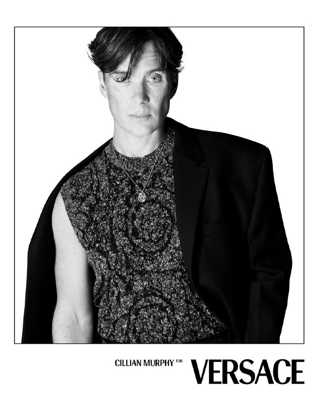 Cillian Murphy na campanha Versace Icons. Clique na imagem e confira criações da marca! (Reprodução/Instagram @versace)