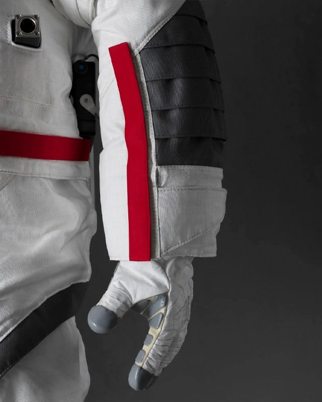 Detalhe traje espacial Prada x Axiom Space. (Foto: Reprodução/Vogue.com)