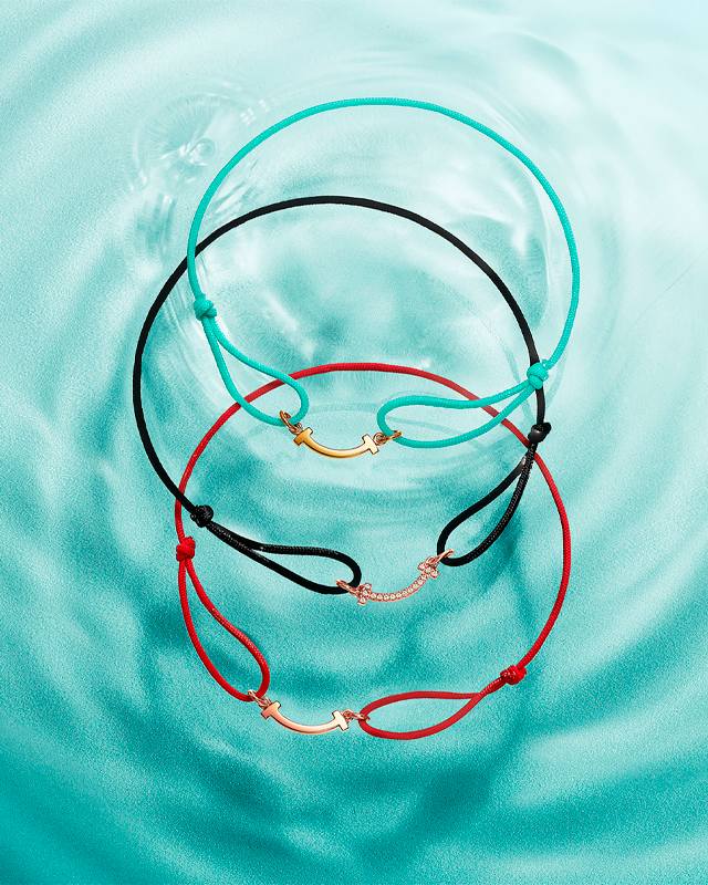 Pulseira Tiffany & Co T Smile. Clique na imagem e confira mais criações da marca! (Foto: Reprodução/Harper's Bazaar Brasil)