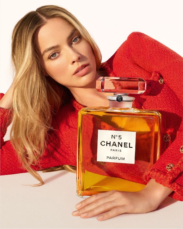 Margot Robbie na campanha do Chanel N°5. Clique na imagem e confira criações da Chanel! (Foto: Reprodução/Instagram @chanelofficial)