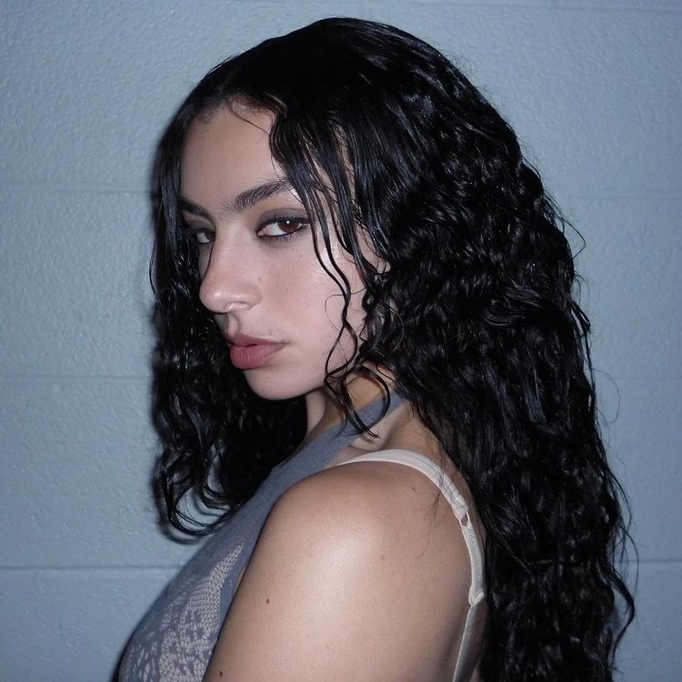 Foto da Nova embaixadora da Valentino Beauty: Charli XCX.