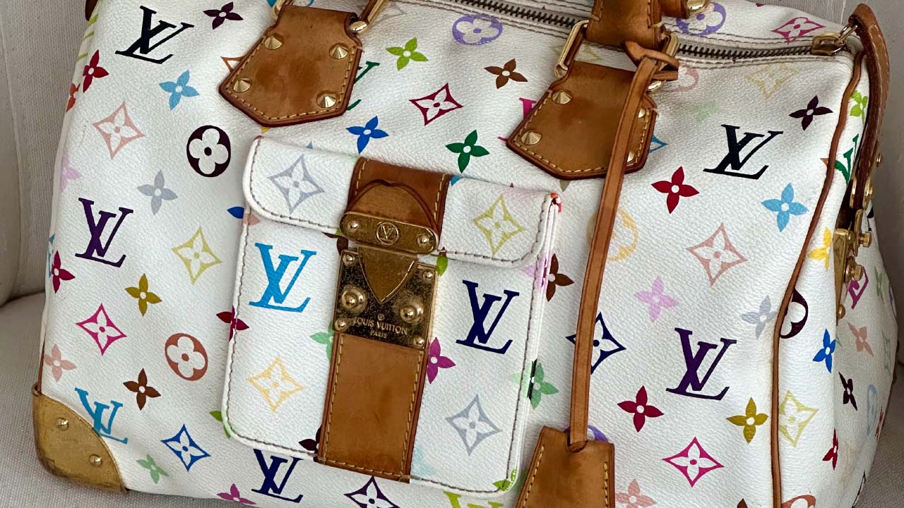 Foto de bolsa da Louis Vuitton uma das marcas de moda internacionais que está na seleção Black Week Top Brands.